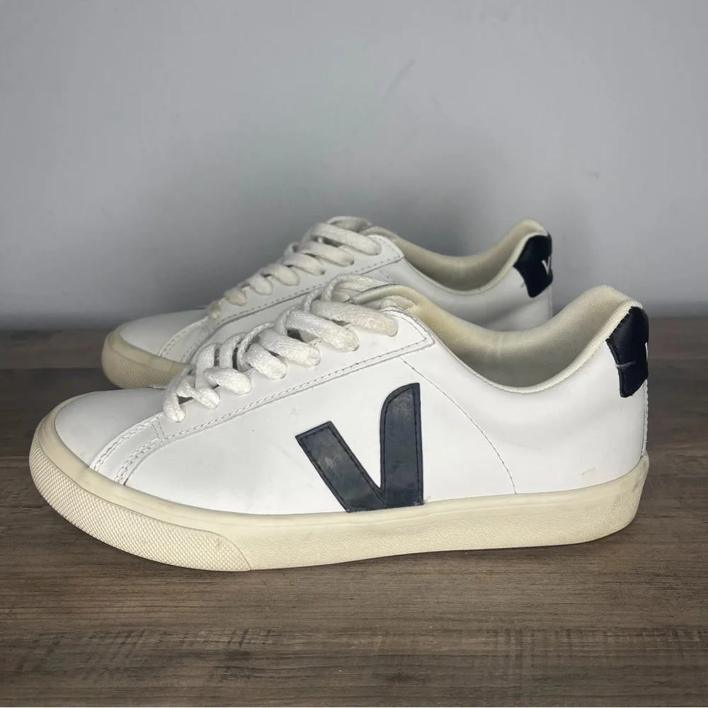 Women’s Veja esplar White and Black Sneakers tennis shoes‎ size 6